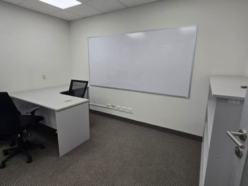 Edificio 3 Pisos 1,486 m² de Oficinas, 23 Estacionamientos en La Molina
