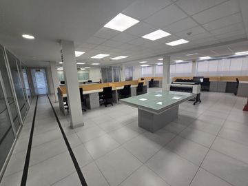 Edificio 3 Pisos 1,486 m² de Oficinas, 23 Estacionamientos en La Molina