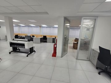 Edificio 3 Pisos 1,486 m² de Oficinas, 23 Estacionamientos en La Molina