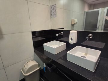 Edificio 3 Pisos 1,486 m² de Oficinas, 23 Estacionamientos en La Molina