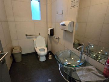 Edificio 3 Pisos 1,486 m² de Oficinas, 23 Estacionamientos en La Molina