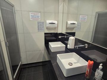 Edificio 3 Pisos 1,486 m² de Oficinas, 23 Estacionamientos en La Molina
