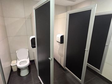 Edificio 3 Pisos 1,486 m² de Oficinas, 23 Estacionamientos en La Molina