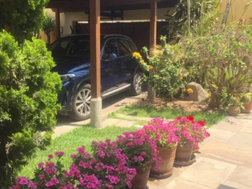 Venta casa frente a parque en Urb. La Fontana, La Molina (Limite con Camacho y Golf Los Inkas)