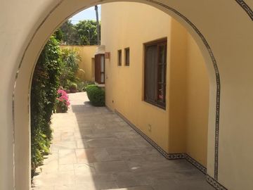 Venta casa frente a parque en Urb. La Fontana, La Molina (Limite con Camacho y Golf Los Inkas)