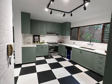 Venta casa frente a parque en Urb. La Fontana, La Molina (Limite con Camacho y Golf Los Inkas)