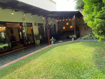 Venta casa frente a parque en Urb. La Fontana, La Molina (Limite con Camacho y Golf Los Inkas)