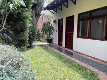 Venta casa frente a parque en Urb. La Fontana, La Molina (Limite con Camacho y Golf Los Inkas)