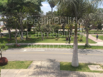 Venta casa frente a parque en Urb. La Fontana, La Molina (Limite con Camacho y Golf Los Inkas)