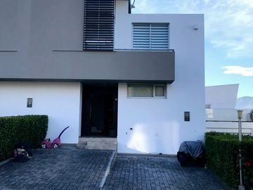 CASA DE VENTA 3 DORM CON PATIO CONJUNTO CON PISCINA SECTOR SAN JUAN DE CUMBAYA