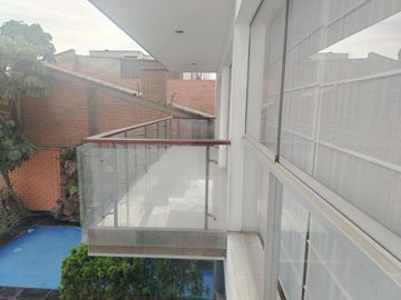 Se Alquila DPTO de 3 dorm + 2 cocheras lineales 2do piso con ASCENSOR, Chacarilla - San Borja