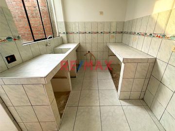 ¡Oportunidad Única de Inversión! Edificio en venta en la URB. CANTO REY - SJL