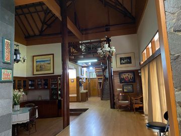 Rumah Klasik Jati Dikawasan Sejuk Cigadung Dago Bandung