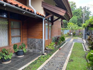 Rumah Klasik Jati Dikawasan Sejuk Cigadung Dago Bandung