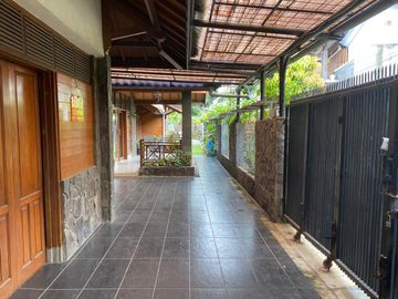 Rumah Klasik Jati Dikawasan Sejuk Cigadung Dago Bandung