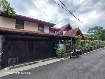 Rumah Klasik Jati Dikawasan Sejuk Cigadung Dago Bandung