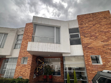 DE OPORTUNIDAD SE VENDE LINDA CASA - DENTRO DE CONJUNTO - VALLE DE LOS CHILLOS