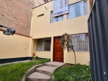 VENTA DE CASA EN VILLA MARIA DEL TRIUNFO CRCA AL TREN EN AV EL SOL