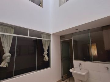 VENTA DE CASA EN VILLA MARIA DEL TRIUNFO CRCA AL TREN EN AV EL SOL