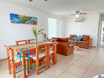 Departamento en renta vacacional con balcón y vista a las áreas comunes
