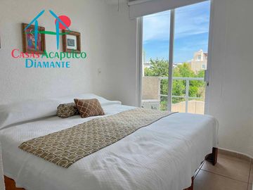 Departamento en renta vacacional con balcón y vista a las áreas comunes