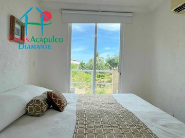 Departamento en renta vacacional con balcón y vista a las áreas comunes
