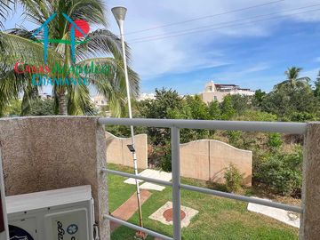 Departamento en renta vacacional con balcón y vista a las áreas comunes