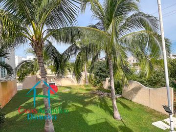 Departamento en renta vacacional con balcón y vista a las áreas comunes