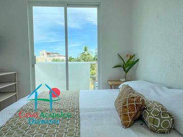 Departamento en renta vacacional con balcón y vista a las áreas comunes