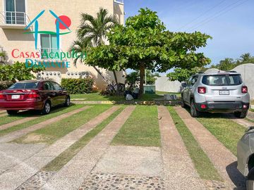 Departamento en renta vacacional con balcón y vista a las áreas comunes