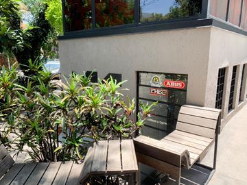 Edificio en venta con local comercial y oficinas