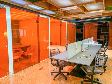 Edificio en venta con local comercial y oficinas