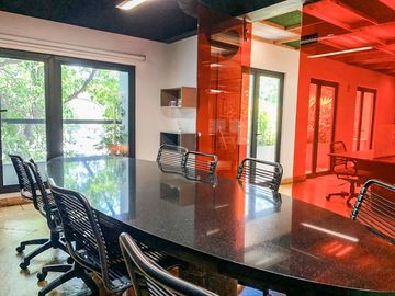 Edificio en venta con local comercial y oficinas