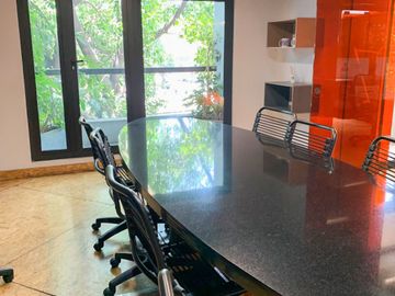 Edificio en venta con local comercial y oficinas