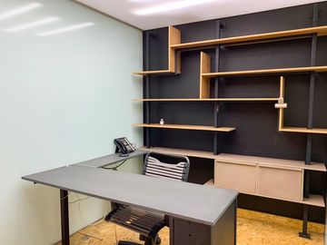 Edificio en venta con local comercial y oficinas