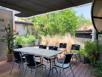 Edificio en venta con local comercial y oficinas