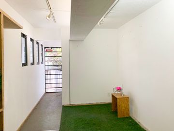 Edificio en venta con local comercial y oficinas