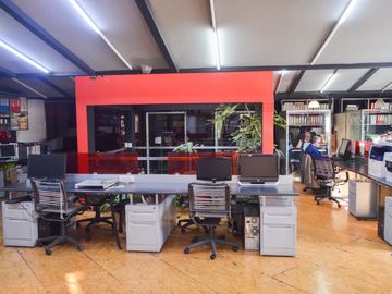 Edificio en venta con local comercial y oficinas