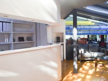 Edificio en venta con local comercial y oficinas