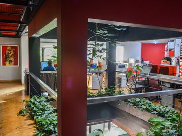 Edificio en venta con local comercial y oficinas