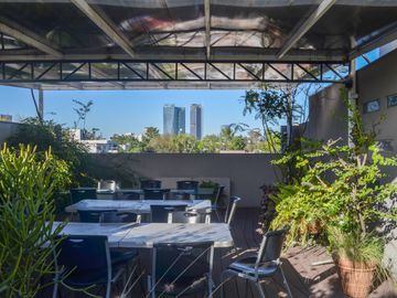 Edificio en venta con local comercial y oficinas