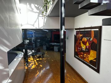 Edificio en venta con local comercial y oficinas