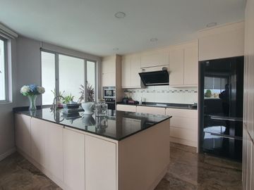 Venta Casa Moderna en Cumbayá Urbanización Yanazarapata, 277 m² útil,  total 451 m2, Precio $310.000