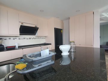 Venta Casa Moderna en Cumbayá Urbanización Yanazarapata, 277 m² útil,  total 451 m2, Precio $310.000