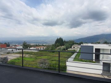 Venta Casa Moderna en Cumbayá Urbanización Yanazarapata, 277 m² útil,  total 451 m2, Precio $310.000