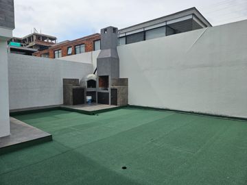 Venta Casa Moderna en Cumbayá Urbanización Yanazarapata, 277 m² útil,  total 451 m2, Precio $310.000