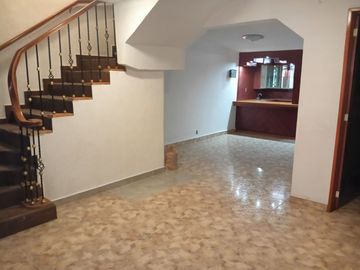 Casa remodelada de 4 recámaras, tres niveles en Ecatepec, a 5 minutos del Palacio Municipal
