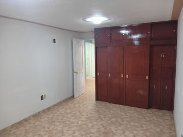 Casa remodelada de 4 recámaras, tres niveles en Ecatepec, a 5 minutos del Palacio Municipal