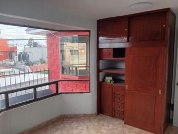 Casa remodelada de 4 recámaras, tres niveles en Ecatepec, a 5 minutos del Palacio Municipal