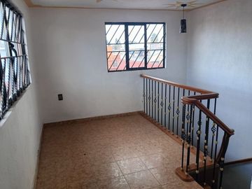 Casa remodelada de 4 recámaras, tres niveles en Ecatepec, a 5 minutos del Palacio Municipal